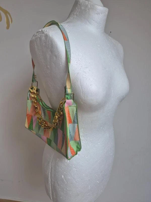 Bolso vintage Y2K multicolor con cadena dorada – photo 3